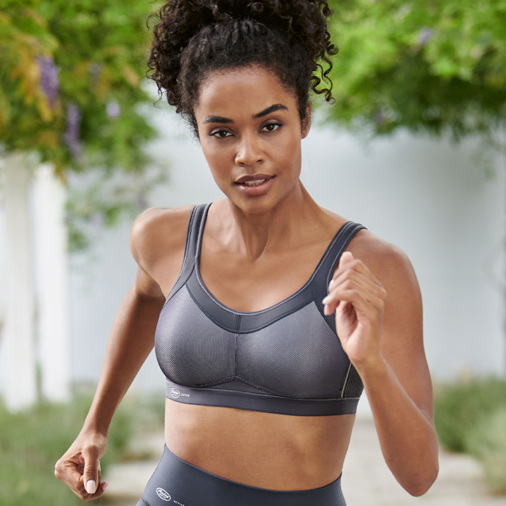 Anita active Sport-BH Momentum 5529 in Anthrazit - Model Lifestyle