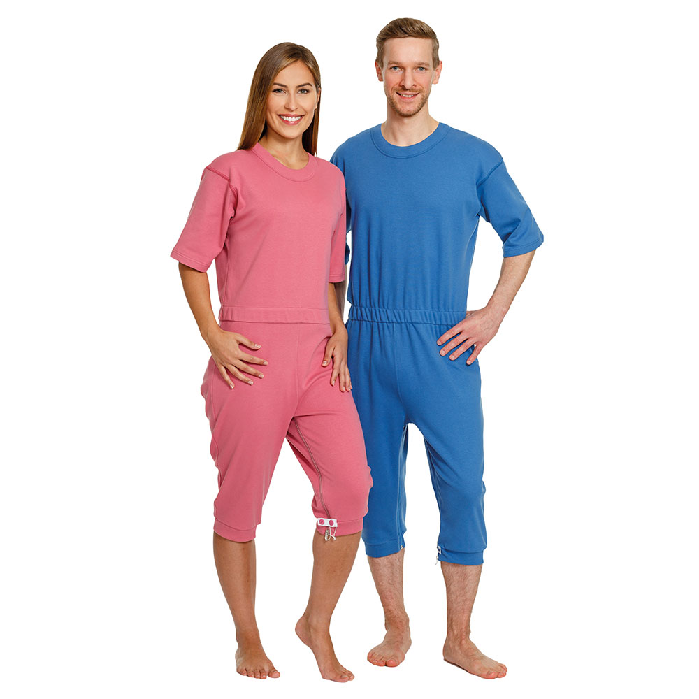 Suprima Pflegeoverall kurz zwei Model Farbe Beere und Kornblume