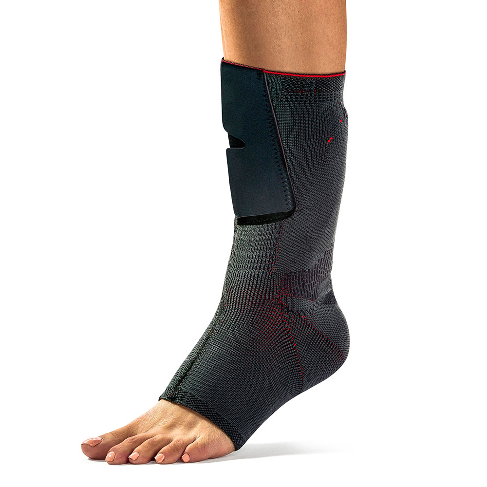 Enovis Donjoy AchilloForce in schwarz getragen am Model