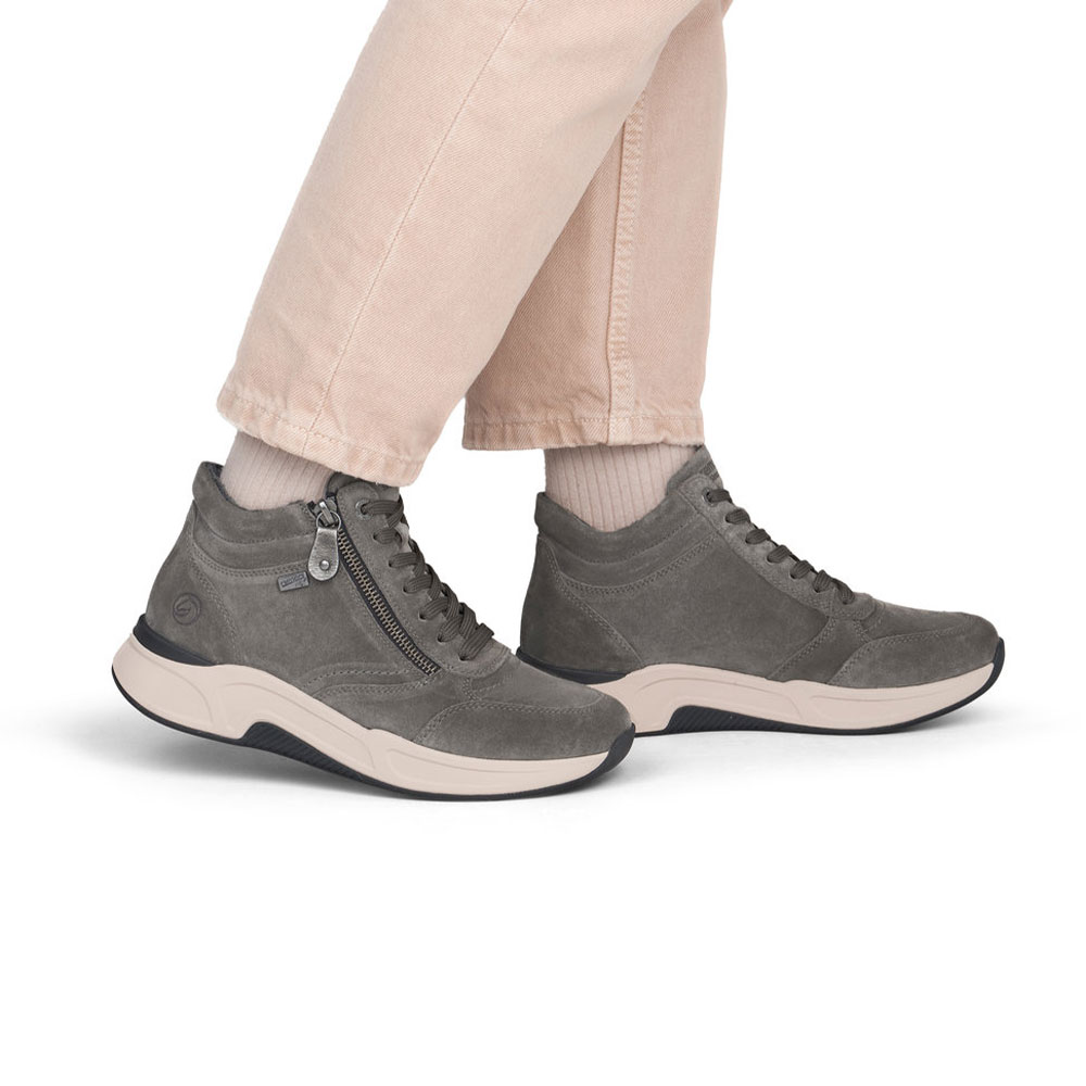 Remonte Stiefelette in Grau - Model Lifestyle