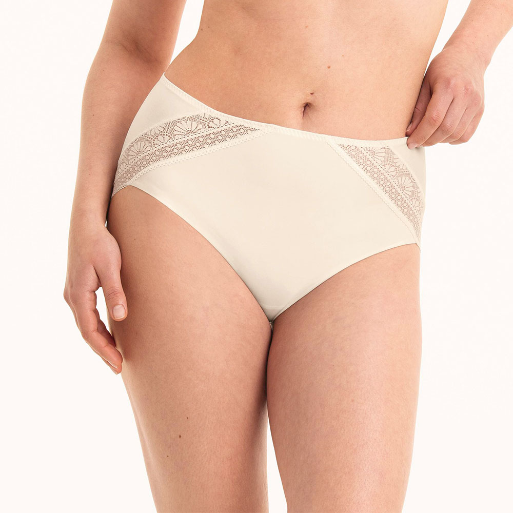 Anita care Taillenslip Plus Mary in Wollweiss getragen am Model von vorne