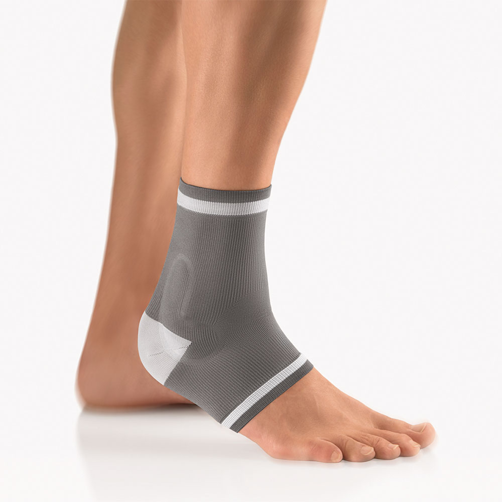 Bort Knöchelbandage activemed mineralgrau getragen am Fuß