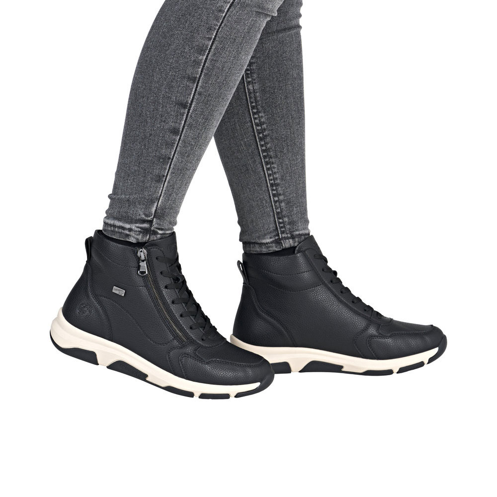 Remonte Schnürstiefel in Schwarz - Model