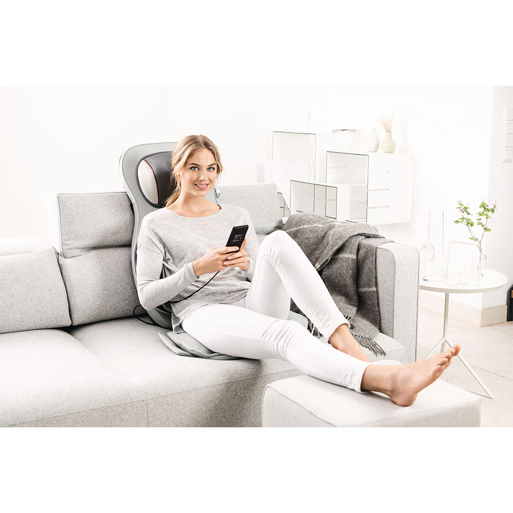 Beurer Massageauflage MG320 Anwendung auf dem Sofa