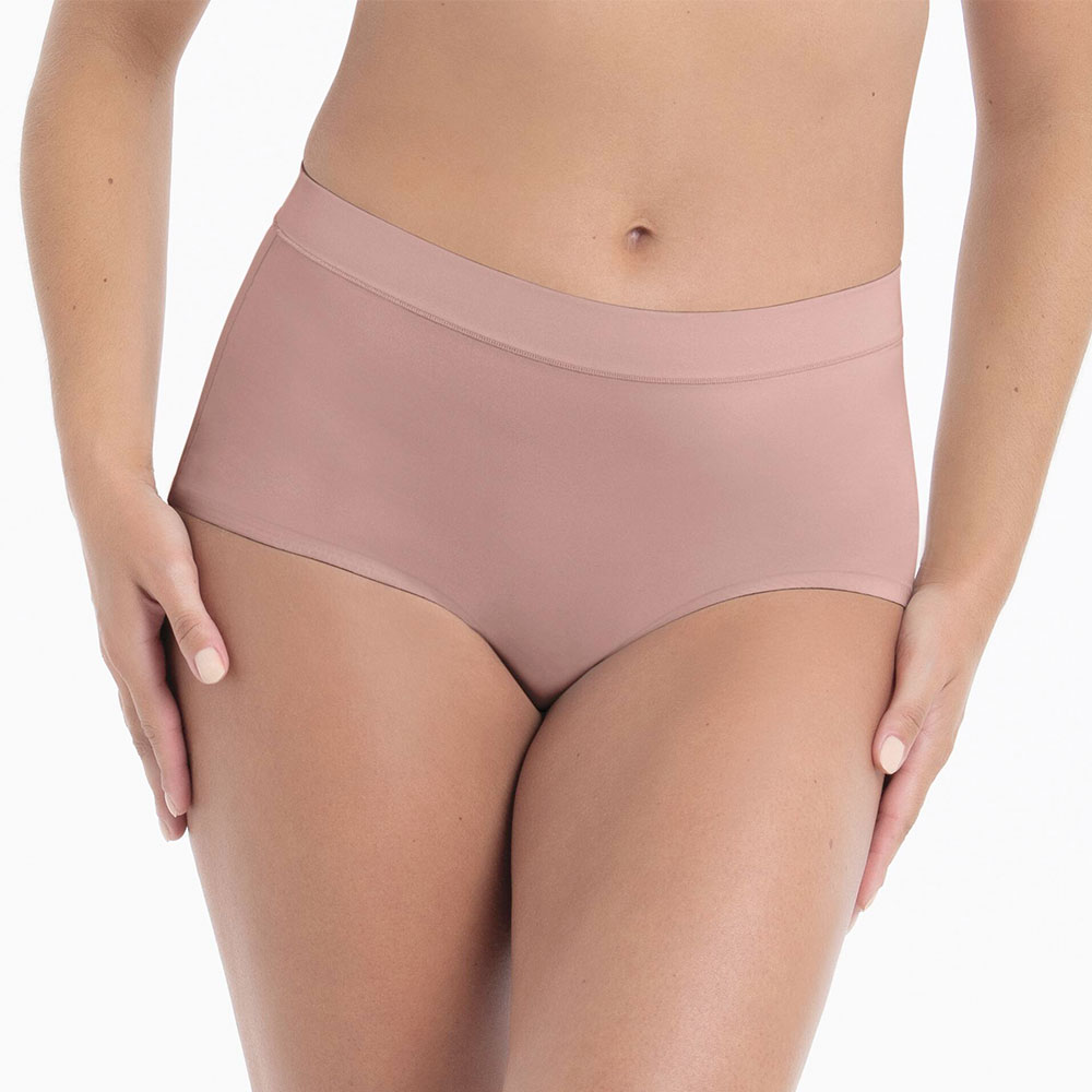 Anita Panty Plus Rosewood getragen am Model von vorne