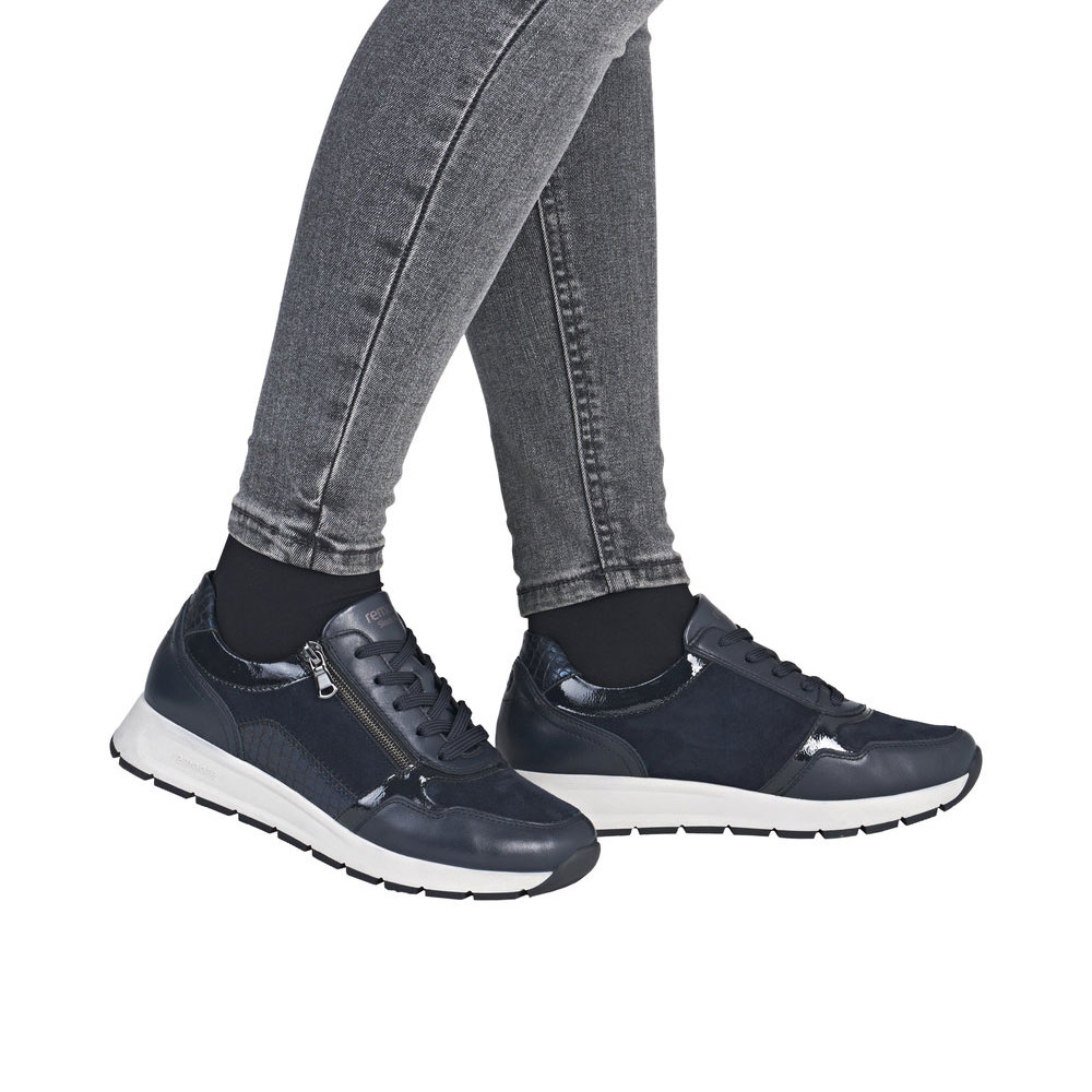Remonte Sneaker Dunkelblau getragen am Model