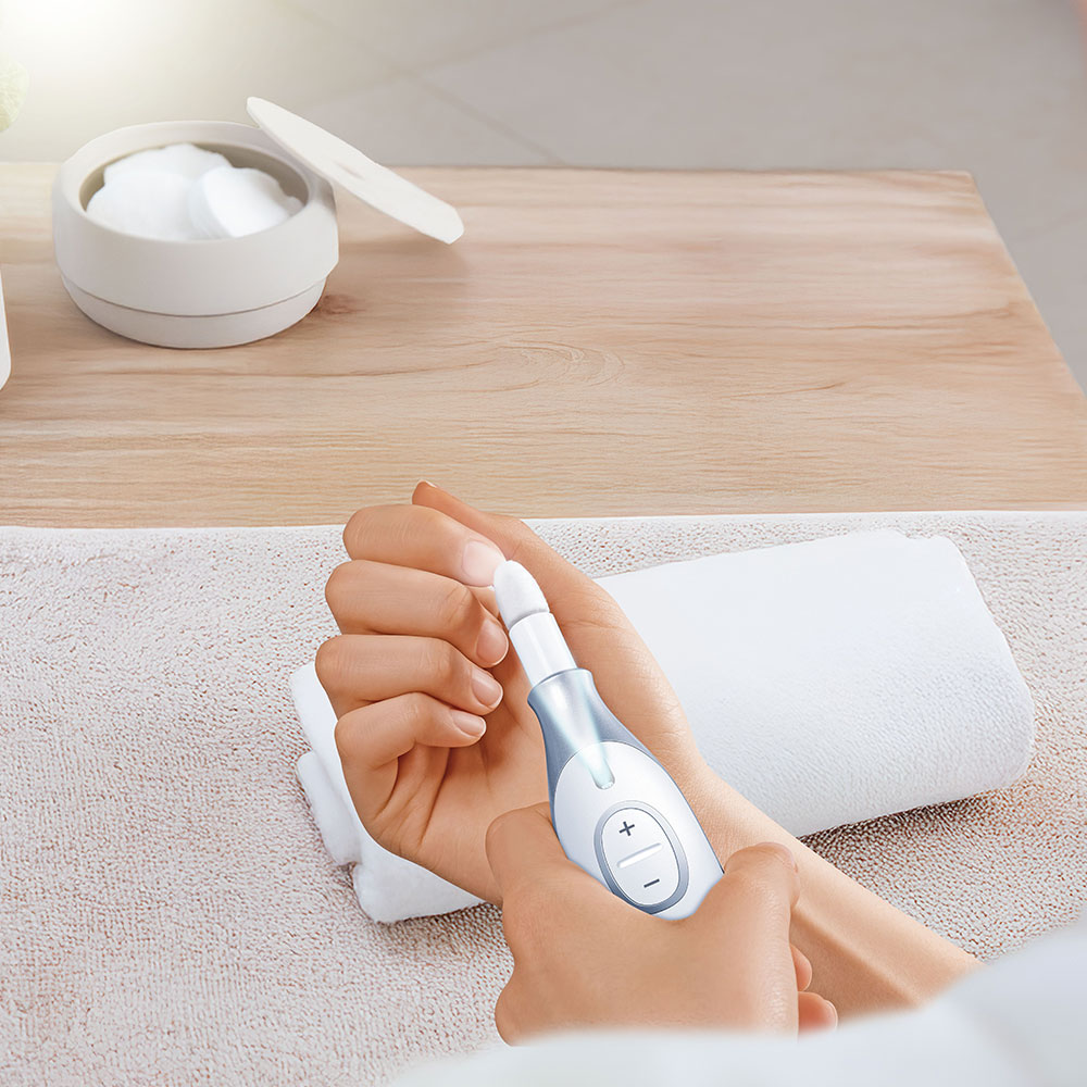 Beurer Maniküre- und Pediküreset Anwendung an der Hand