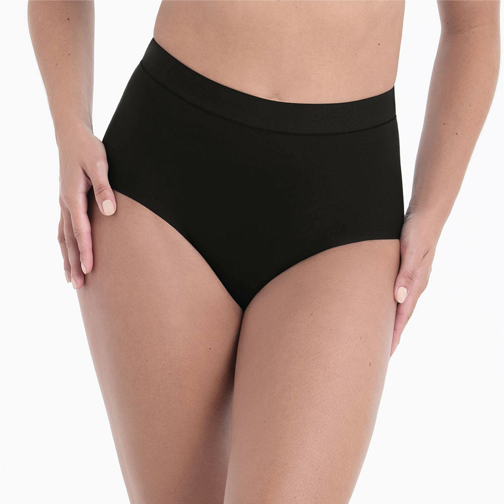 Anita Panty Plus Schwarz getragen am Model