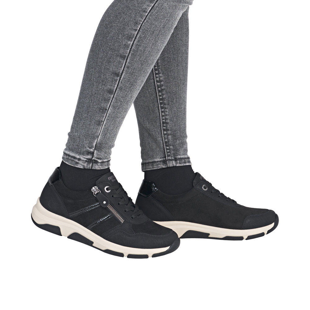 Remonte Sneaker Schwarz getragen am Model