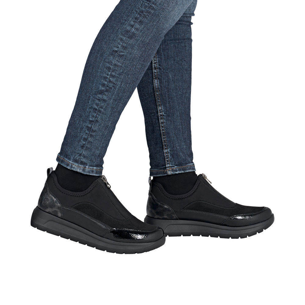 Remonte Sneaker Schwarz Leo getragen am Model