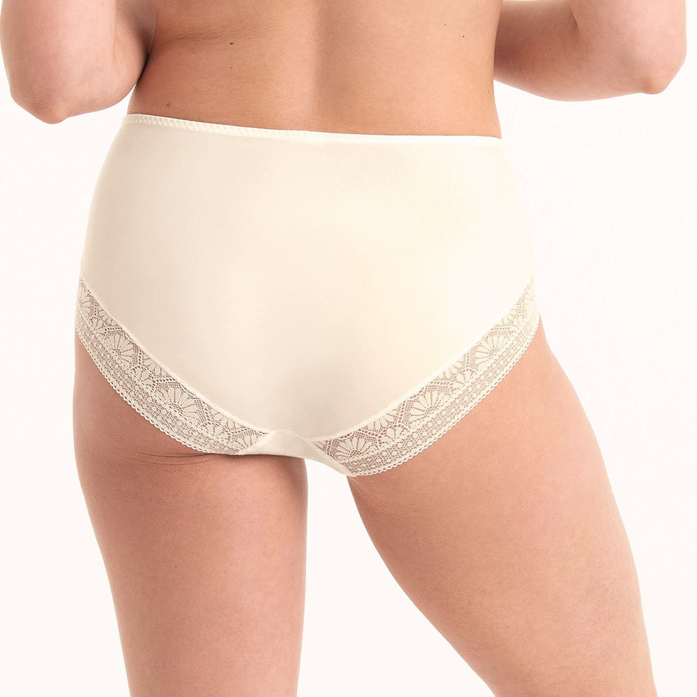 Anita care Taillenslip Plus Mary in Wollweiss getragen am Model von hinten