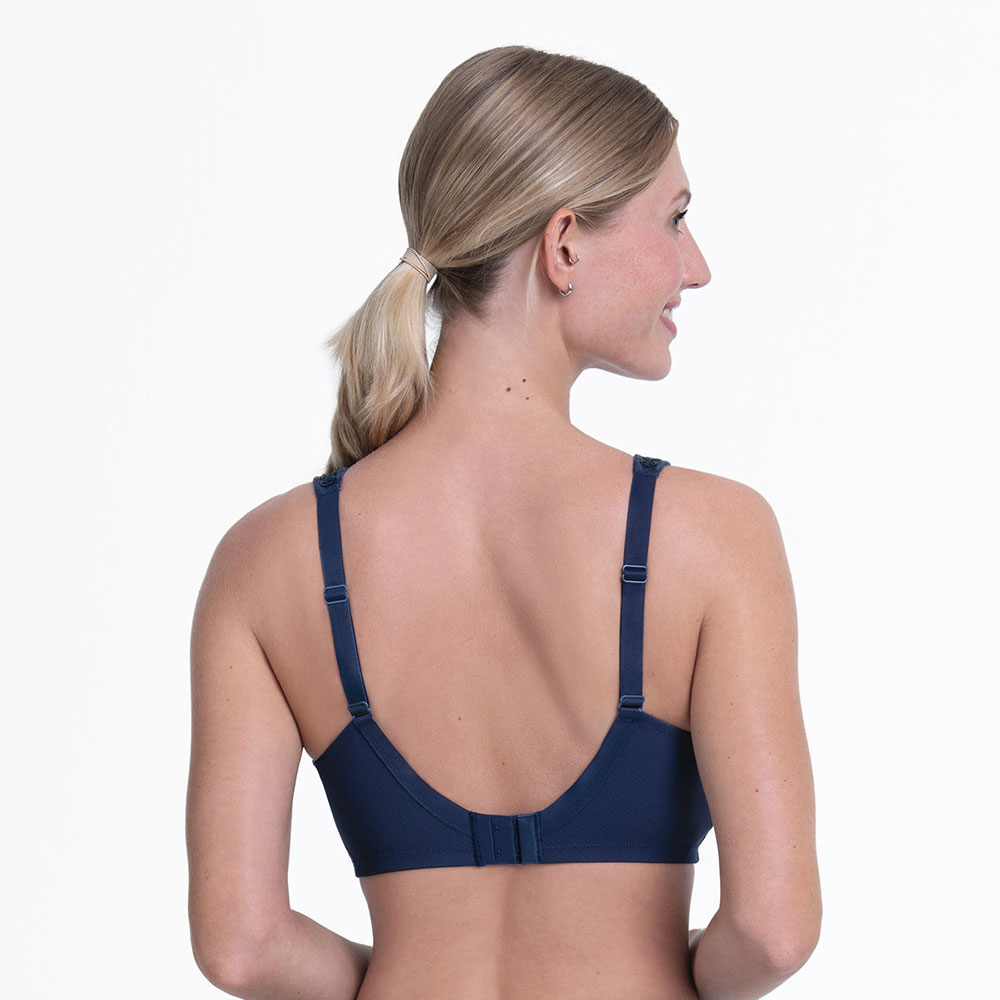 Anita care Prothesen-BH Airita getragen am Model von hinten