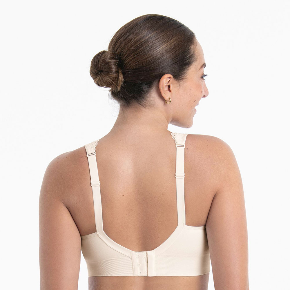 Die Träger des Anita care Prothesen-BH Lotta Lace sind im Rücksen verstellbar